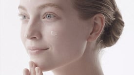 How to Use La Cr&egrave;me | Cl&eacute; de Peau Beaut&eacute;