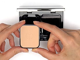 How to refill radiant powder foundation | Cl&eacute; de Peau Beaut&eacute;